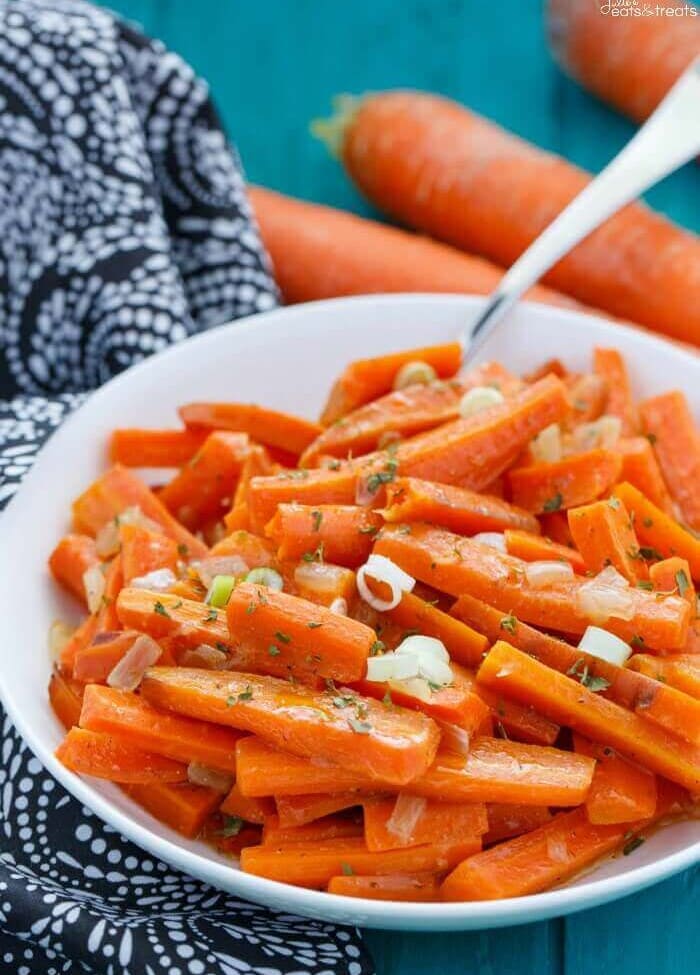 Thanksgiving means lots of food, and limited space. Free up your oven and stove with these slow cooker ranch carrots. Super quick to make, and packed full of flavour!