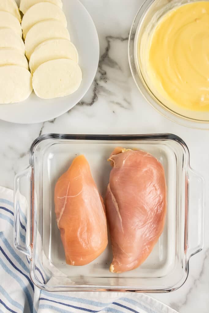 Glass pan with raw chicken breasts