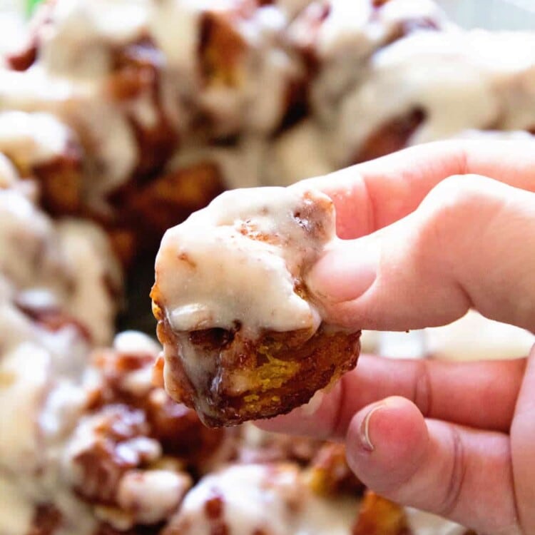 Easy Cinnamon Roll Monkey Bread ~ Quick and Easy Monkey Bread Made with Cinnamon Rolls and Icing! Perfect Easy Breakfast Treat!