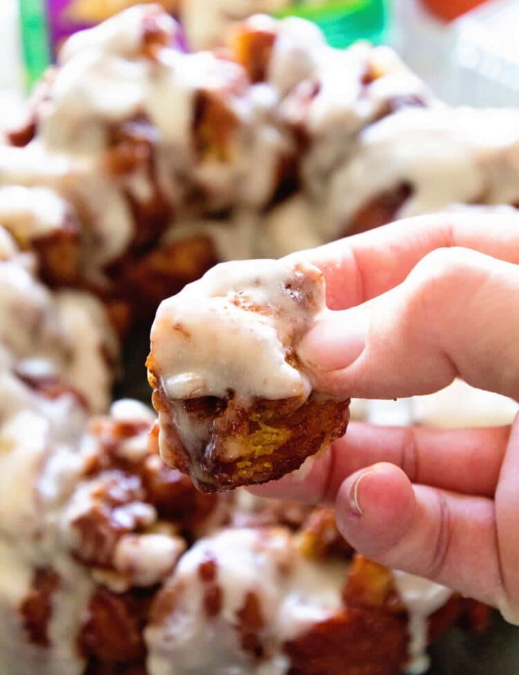 Easy Cinnamon Roll Monkey Bread ~ Quick and Easy Monkey Bread Made with Cinnamon Rolls and Icing! Perfect Easy Breakfast Treat!