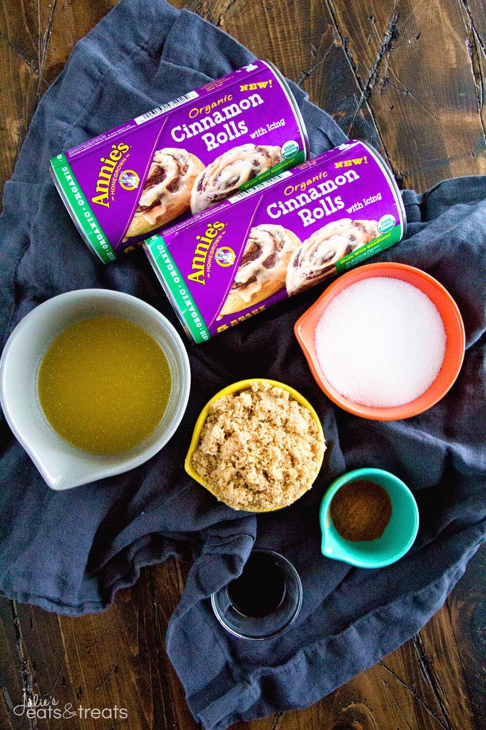 Easy Cinnamon Roll Monkey Bread ~ Quick and Easy Monkey Bread Made with Cinnamon Rolls and Icing! Perfect Easy Breakfast Treat!