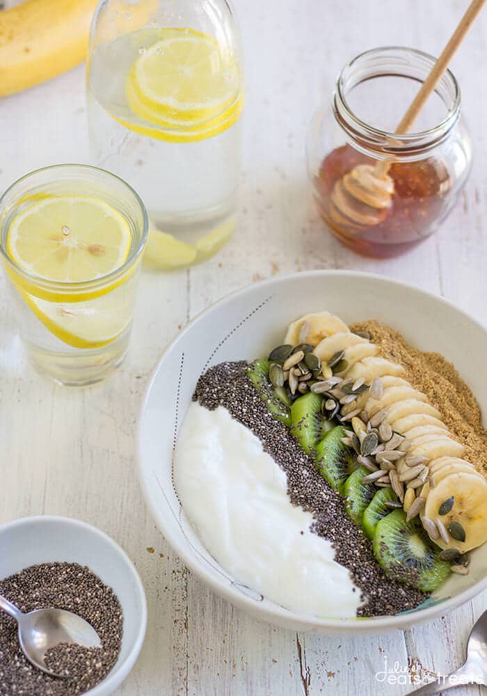 How to make a smoothie bowl with yogurt, fruit, chia seeds and honey