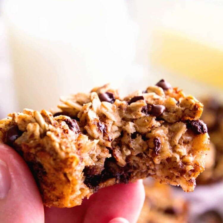 Chocolate Banana Baked Oatmeal Cups ~ Perfect for Breakfast, School Lunches and Snacks! These Baked Oatmeal Cups are Packed with Protein, Make Ahead and Freezer Friendly!