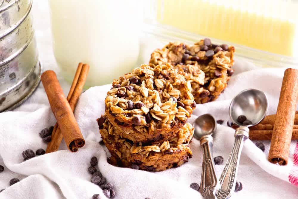 Oatmeal cups on white napkin