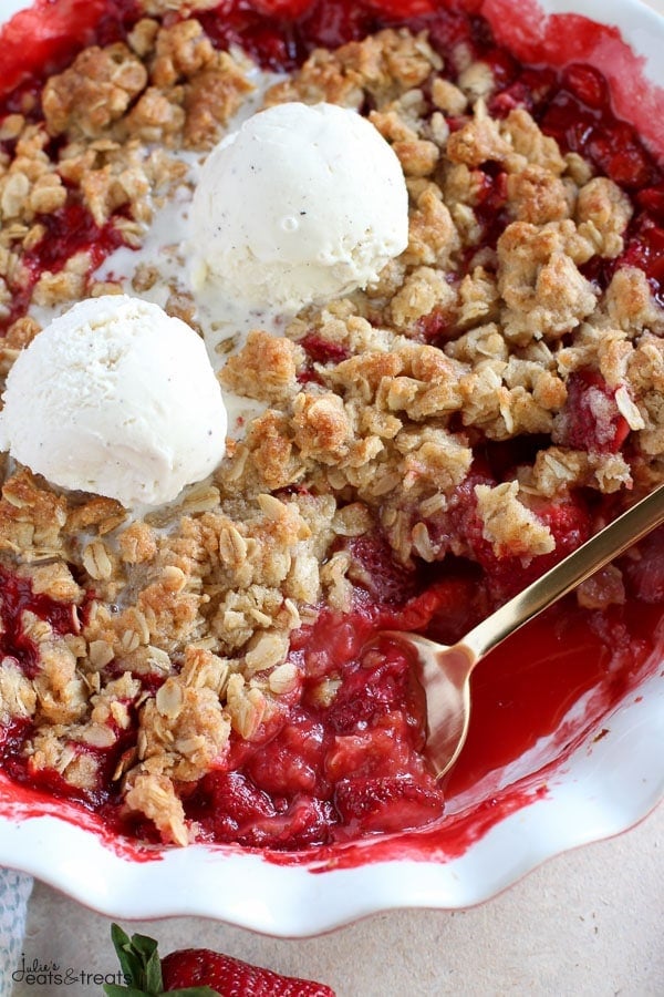 Fruit crisp in white pie plate