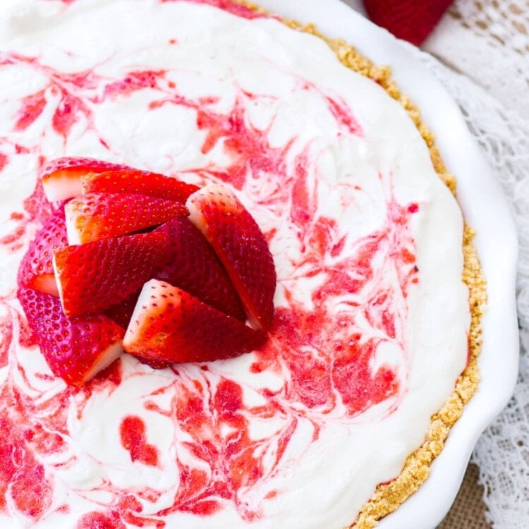 Lemonade Strawberry Icebox Pie ~ This no-bake Lemonade Strawberry Icebox Pie is sweet, a little tangy, and the perfect no-bake dessert for summer!