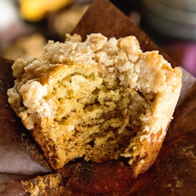 Banana Crumb Muffins ~ Delicious, Homemade Banana Muffins Loaded with a Amazing Crumb Topping! Perfect for an Breakfast!