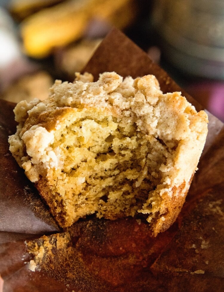 Banana Crumb Muffins ~ Delicious, Homemade Banana Muffins Loaded with a Amazing Crumb Topping! Perfect for an Breakfast!