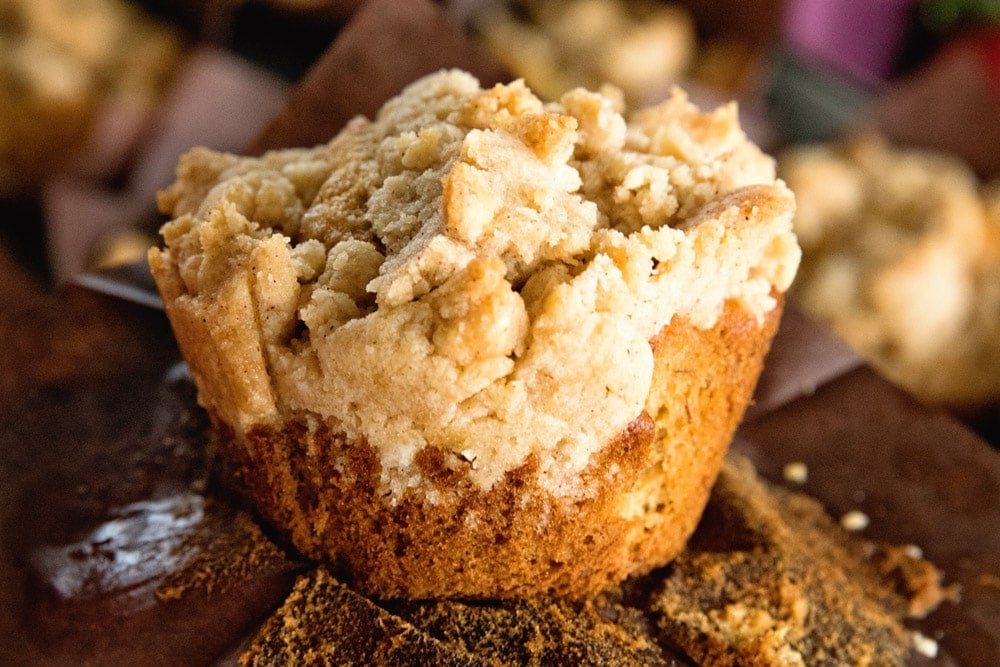 Banana Crumb Muffins ~ Delicious, Homemade Banana Muffins Loaded with a Amazing Crumb Topping! Perfect for an Breakfast!