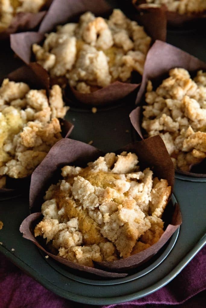 Banana Crumb Muffins ~ Delicious, Homemade Banana Muffins Loaded with a Amazing Crumb Topping! Perfect for an Breakfast!