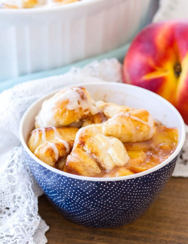 Cinnamon Roll Peach Cobbler in blue bowl