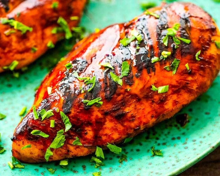 easy bbq chicken on green plate
