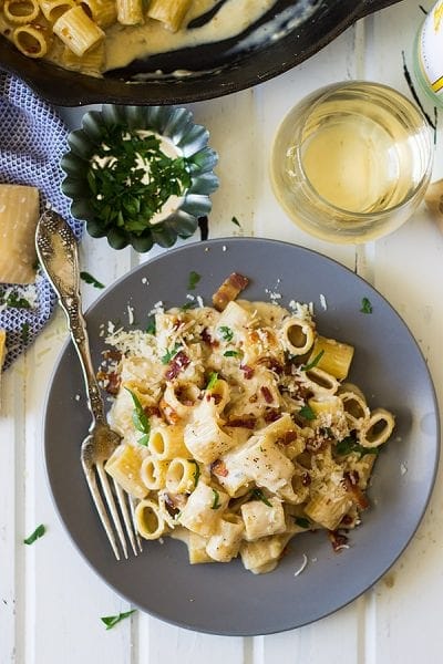 THIS ONE POT BACON ALFREDO IS A QUICK AND EASY WEEKNIGHT MEAL THAT’S FULL OF FLAVOR! IT’S ON YOUR TABLE IN UNDER 30 MINUTES, MADE IN ONE POT AND IT HAS BACON!! WHAT MORE COULD A PERSON ASK FOR??
