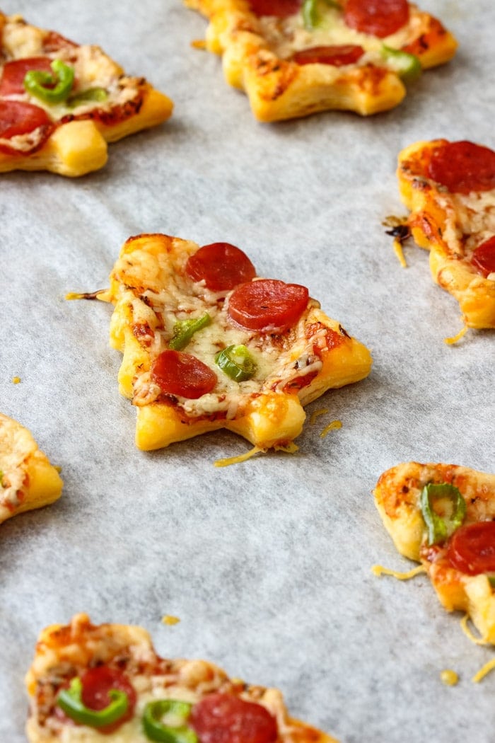 Christmas Tree Mini Pizzas ~ This is the perfect Holiday party appetizer. Ready in 30 minutes these mini pizzas are definitely crowd-pleasers!