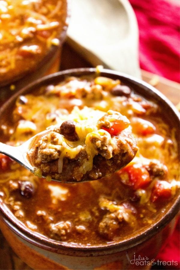 Easy crockpot chili recipe ~ Amazing chili to warm up to on a cold winter's day made in your slow cooker!