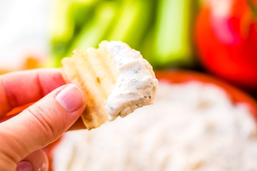 Ranch Dip Rezept auf Kartoffelchip zubereitet