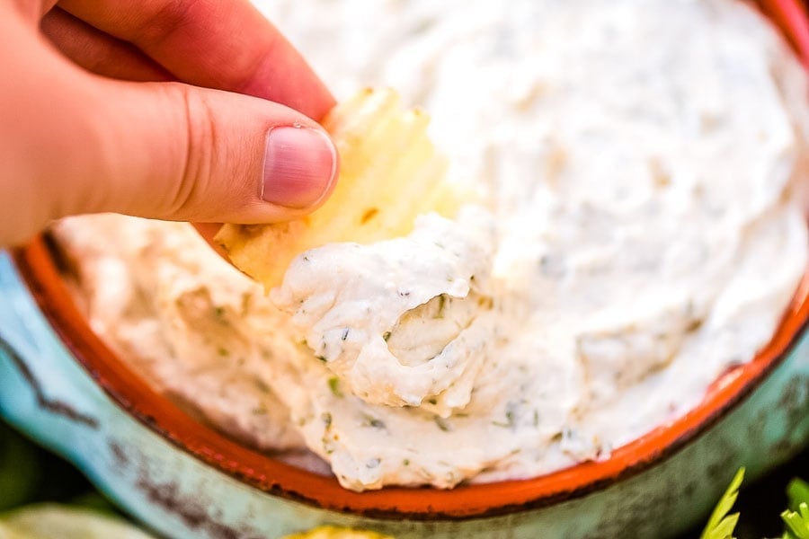 Puce de pomme de terre à tremper dans de la Ranch Dip