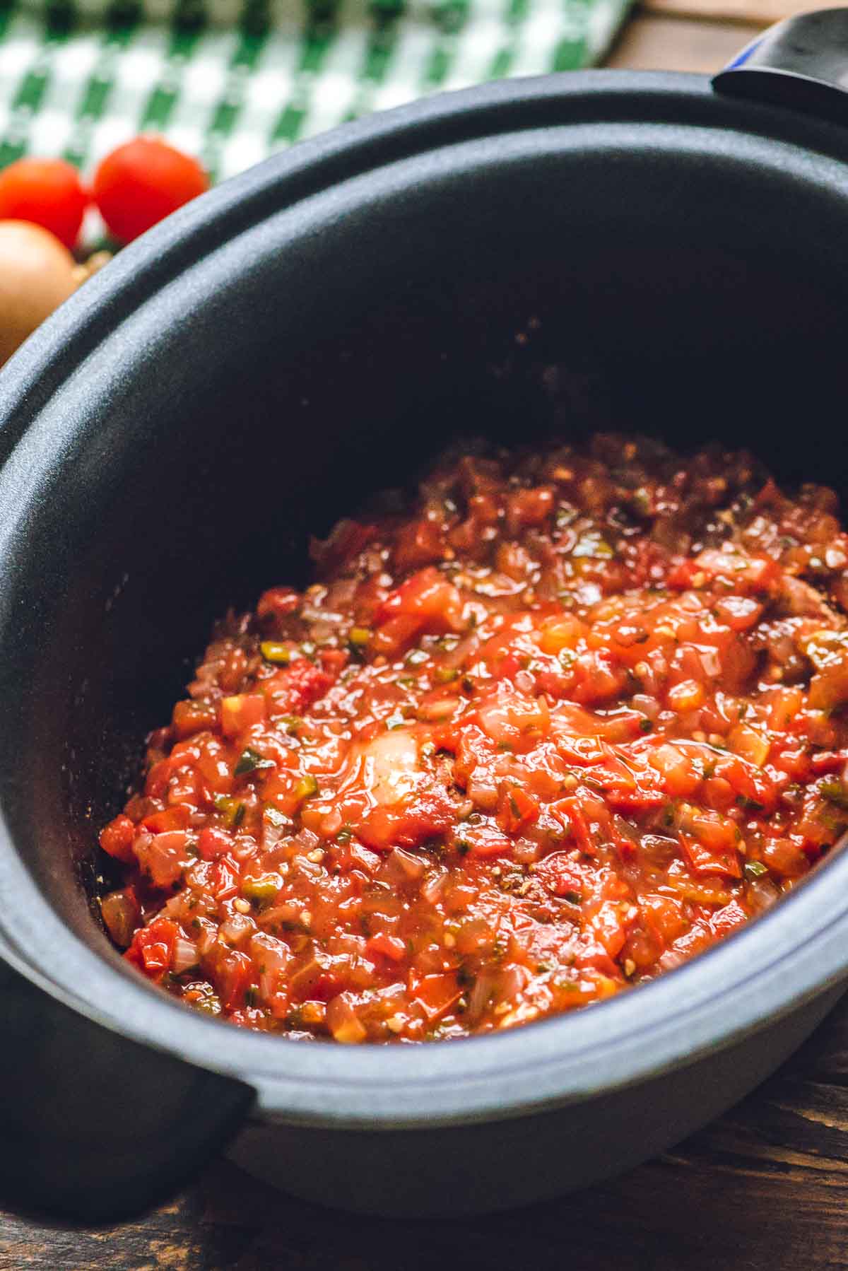 Crock pot with chicken, salsa and taco seasoning