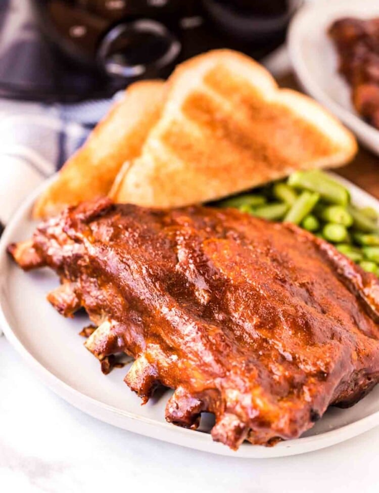 ribs, toast, and green beans on a plate