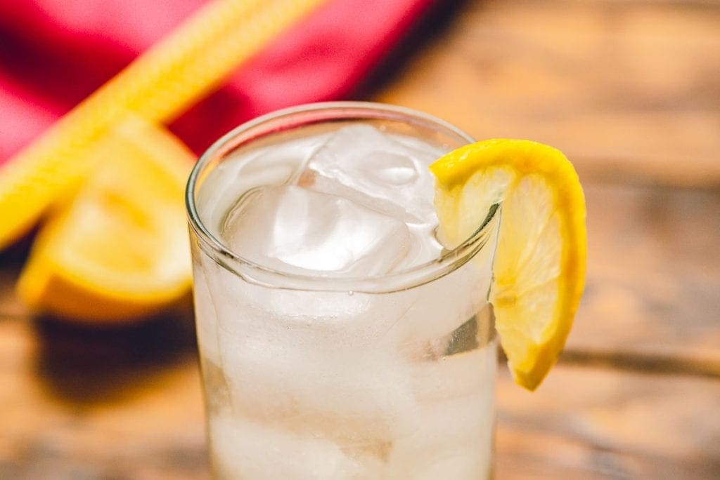 tom collins with lemon slice