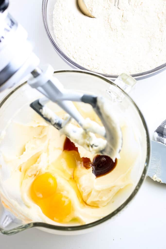 Glass bowl with creamed ingredients with vanilla added