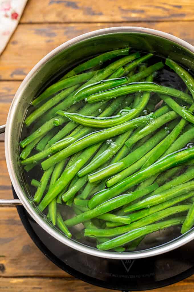 Boiling green beans in saucepan