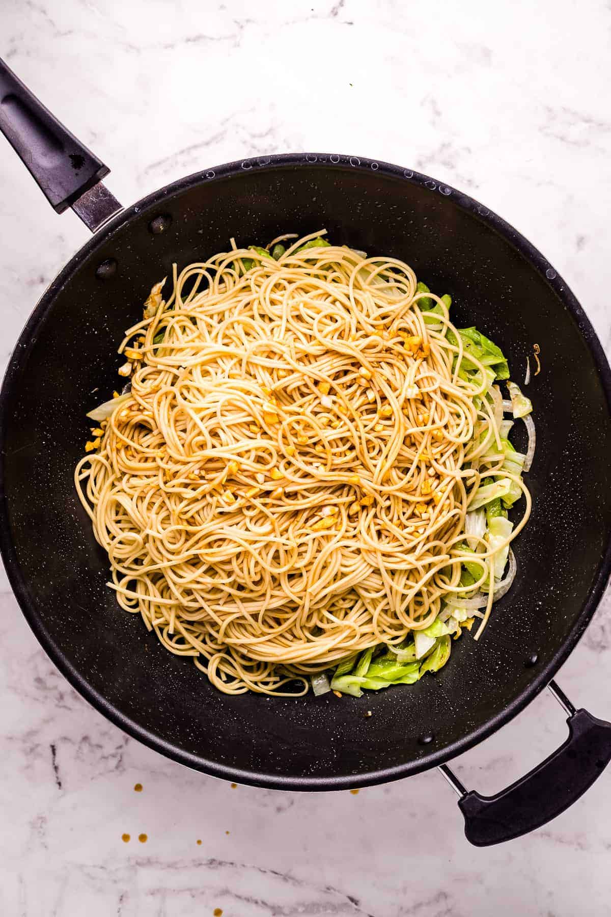 Skillet with noodles to prepare chow mein