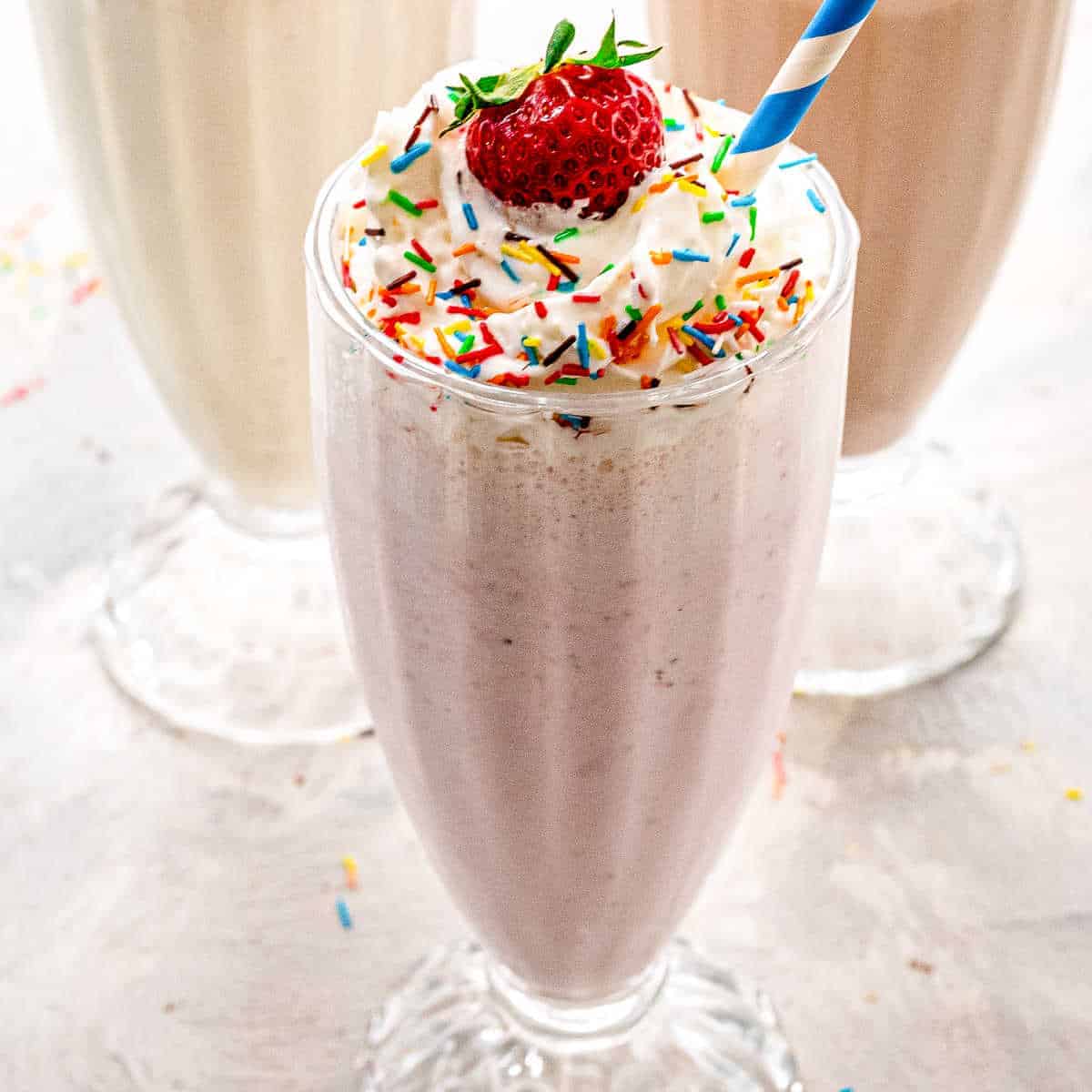 How to make milkshake in a blender – 3 easy recipes