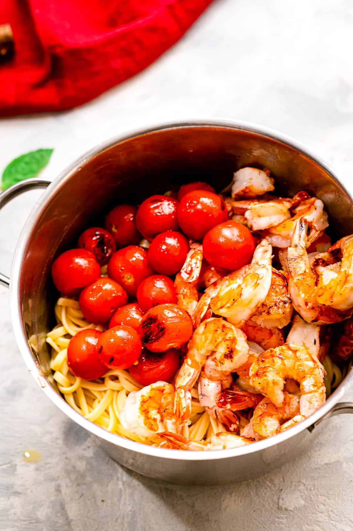 Saucepan with linguine, shrimp and tomatoes