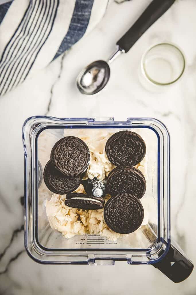 Blender with ice cream, milk and Oreos