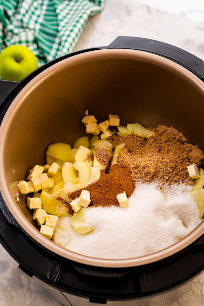 Ingredients to make cinnamon apples in pressure cooker