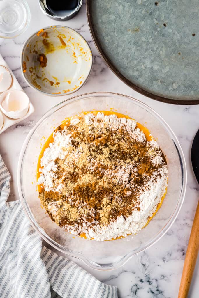 Glass bowl with pumpkin cake ingredients