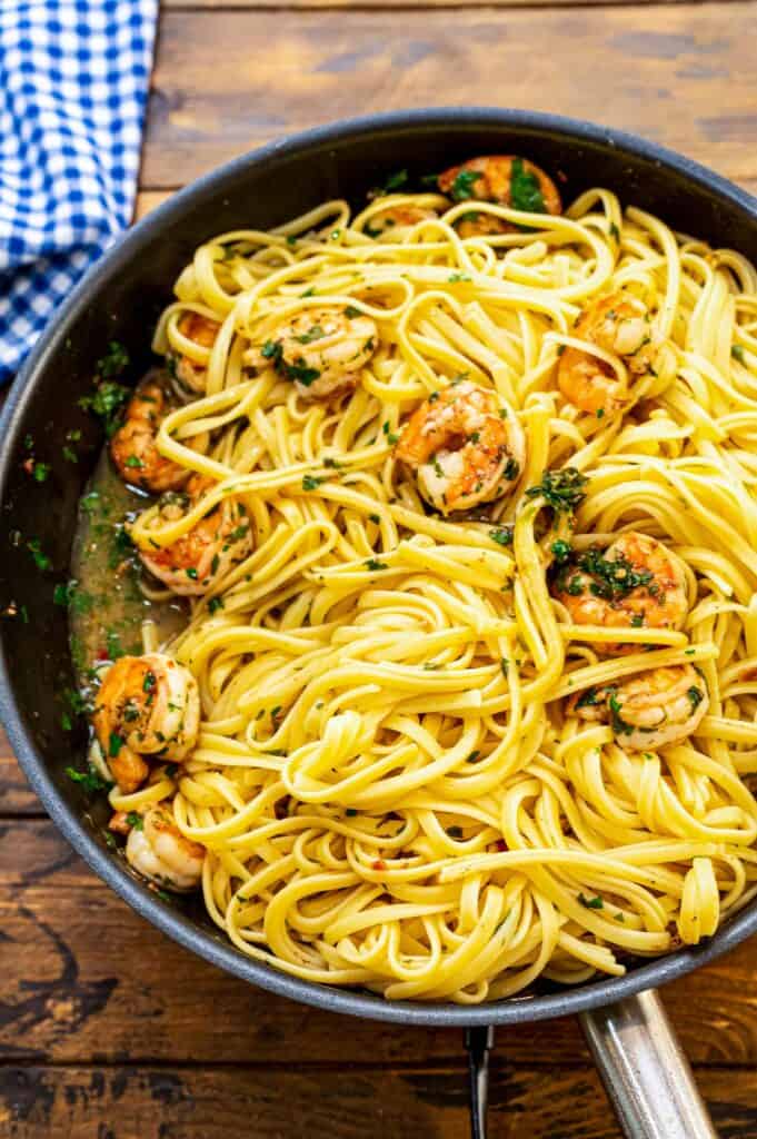 Skillet with shrimp and linguine noodles