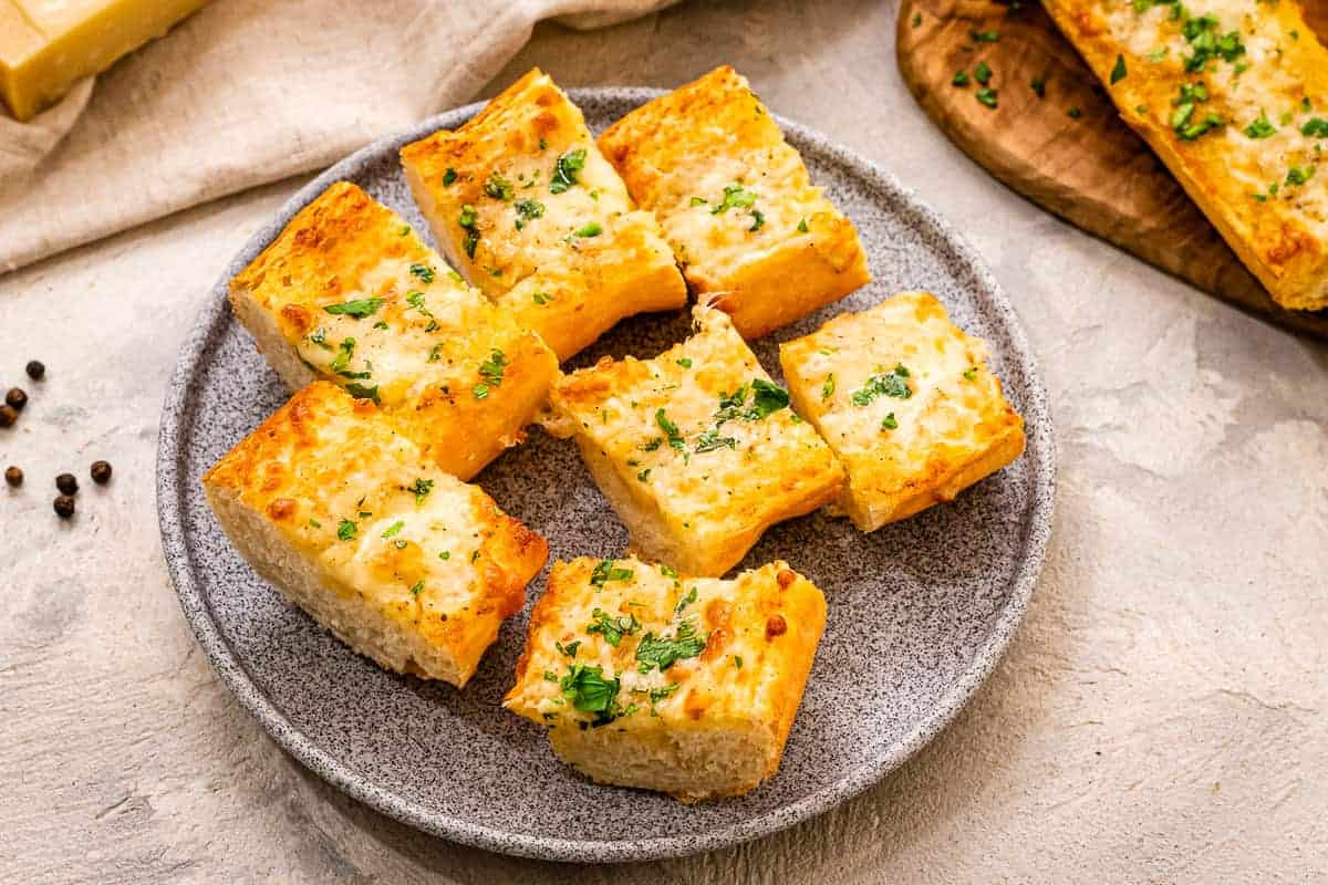 https://www.julieseatsandtreats.com/wp-content/uploads/2022/02/Air-Fryer-Cheesy-Garlic-Bread-2-of-3.jpg