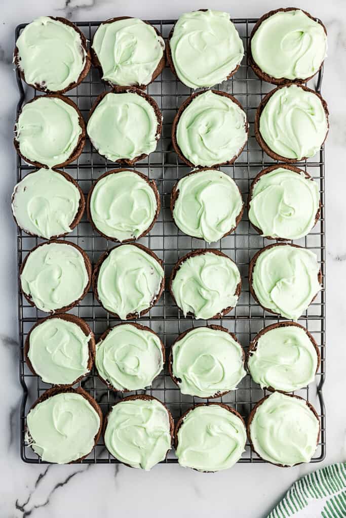 Chocolate cookie topped with mint filling