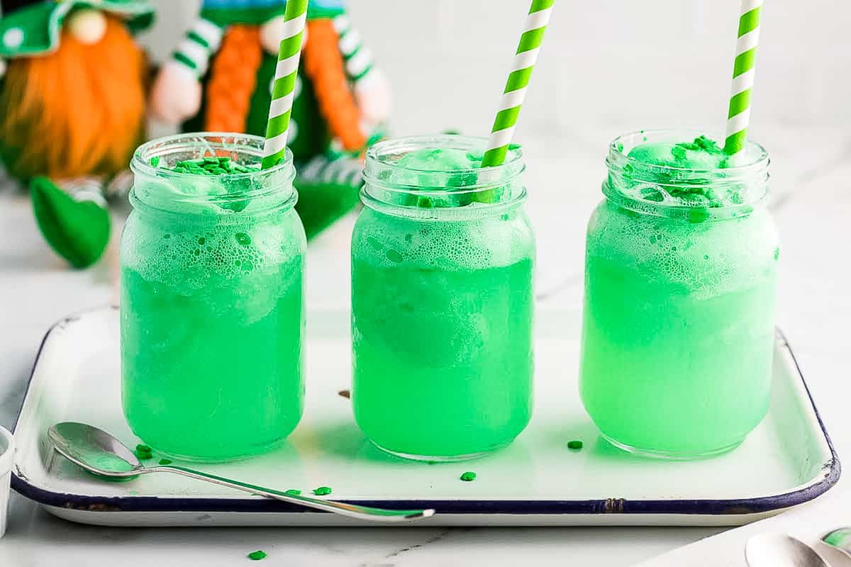 St. Patricks Day Floats in mason jars