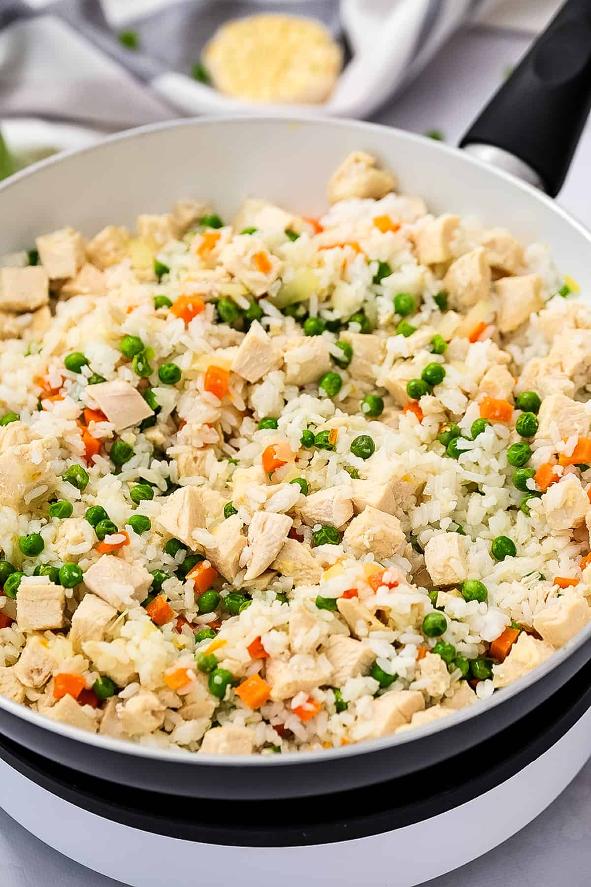 Skillet with chicken, peas and carrots
