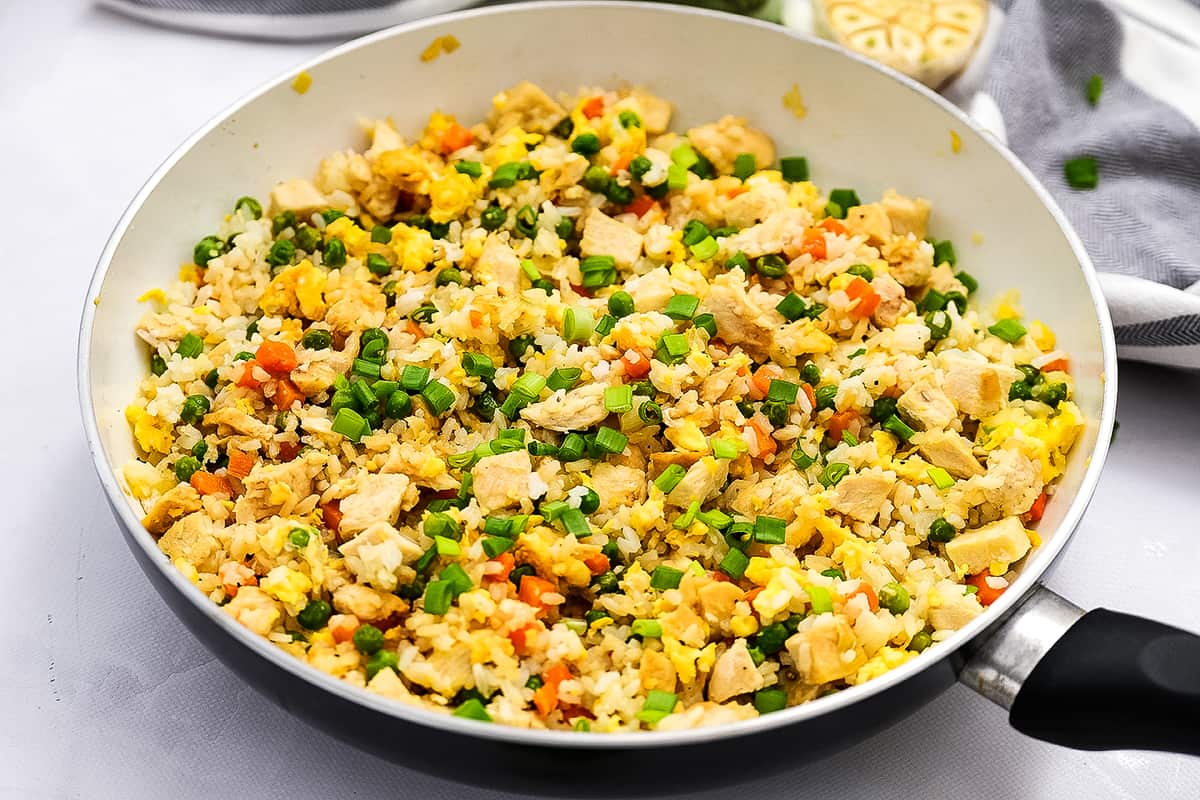 https://www.julieseatsandtreats.com/wp-content/uploads/2022/05/Easy-Chicken-Fried-Rice-4-of-5.jpg