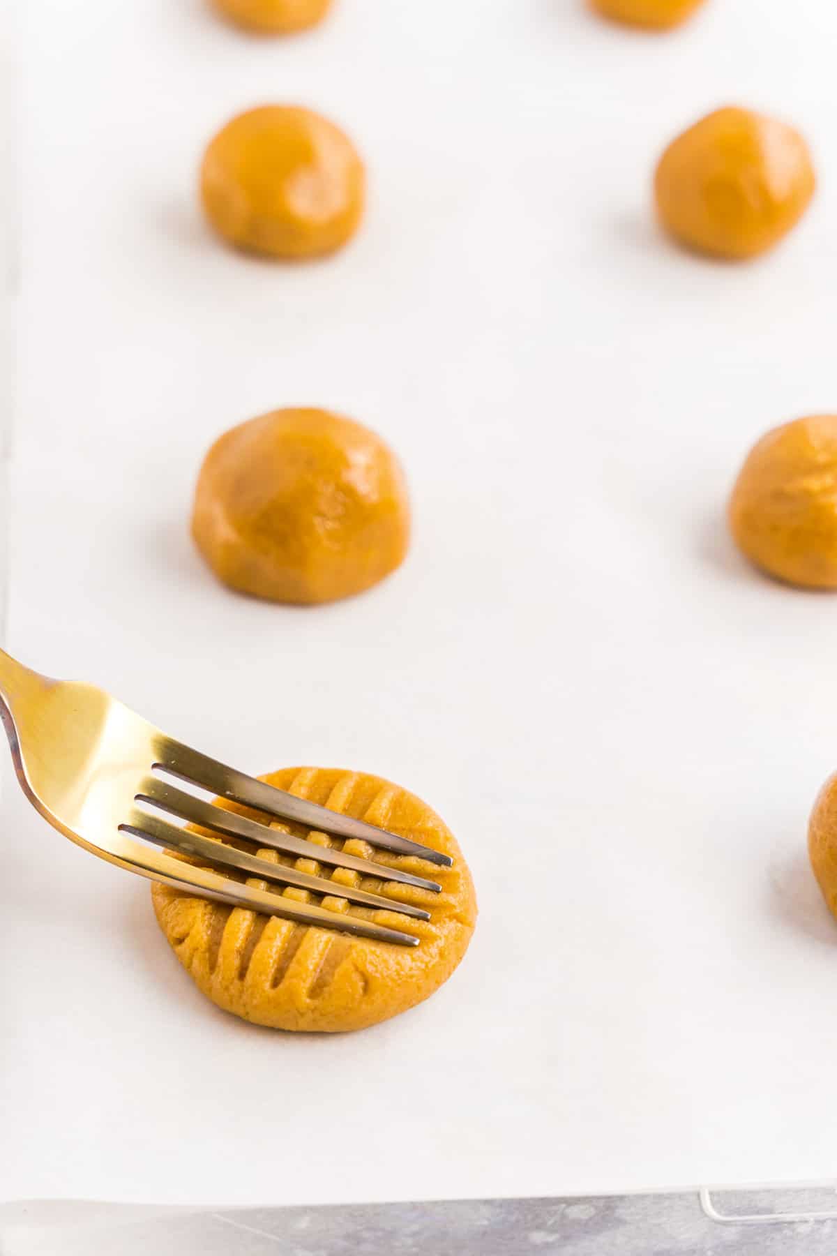 Fork placing criss cross in cookie