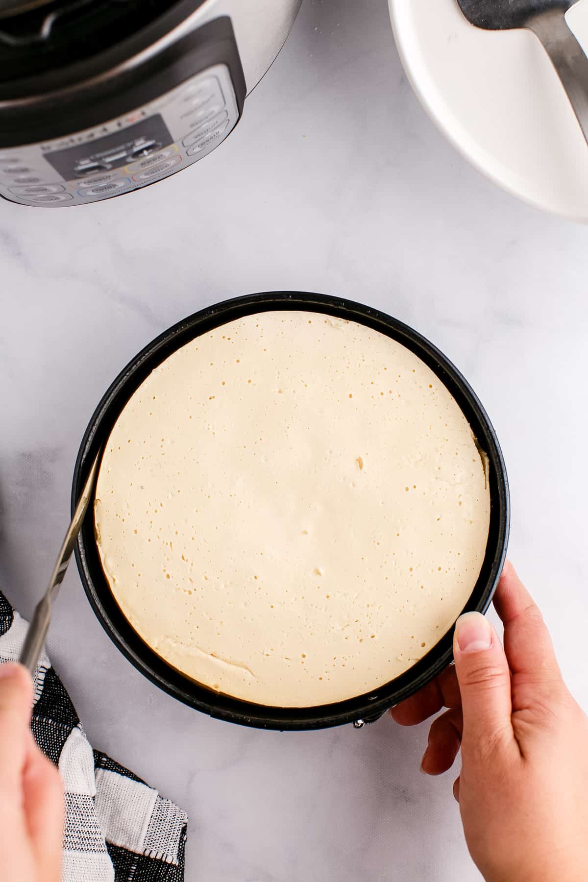 https://www.julieseatsandtreats.com/wp-content/uploads/2022/10/Instant-Pot-Cheesecake-17-of-27.jpg