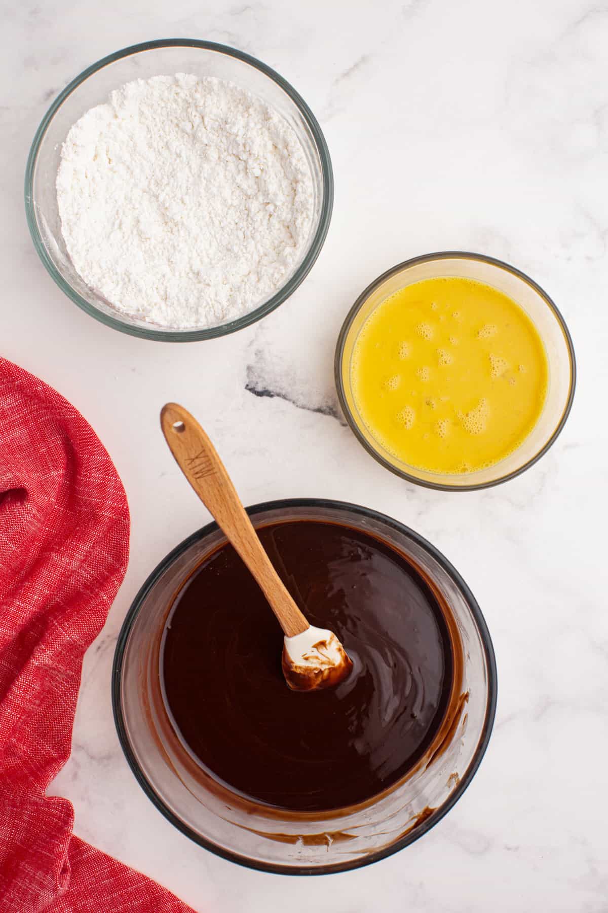 Melted chocolate in bowl