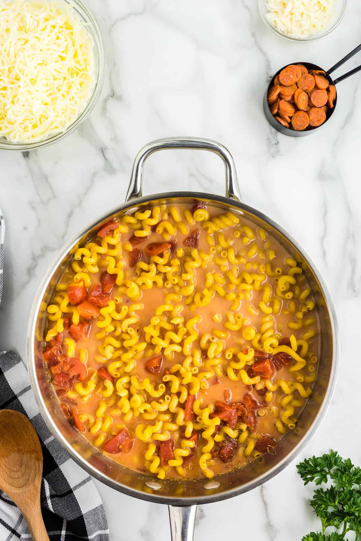 One Pot Pepperoni Pizza Pasta Overhead Image