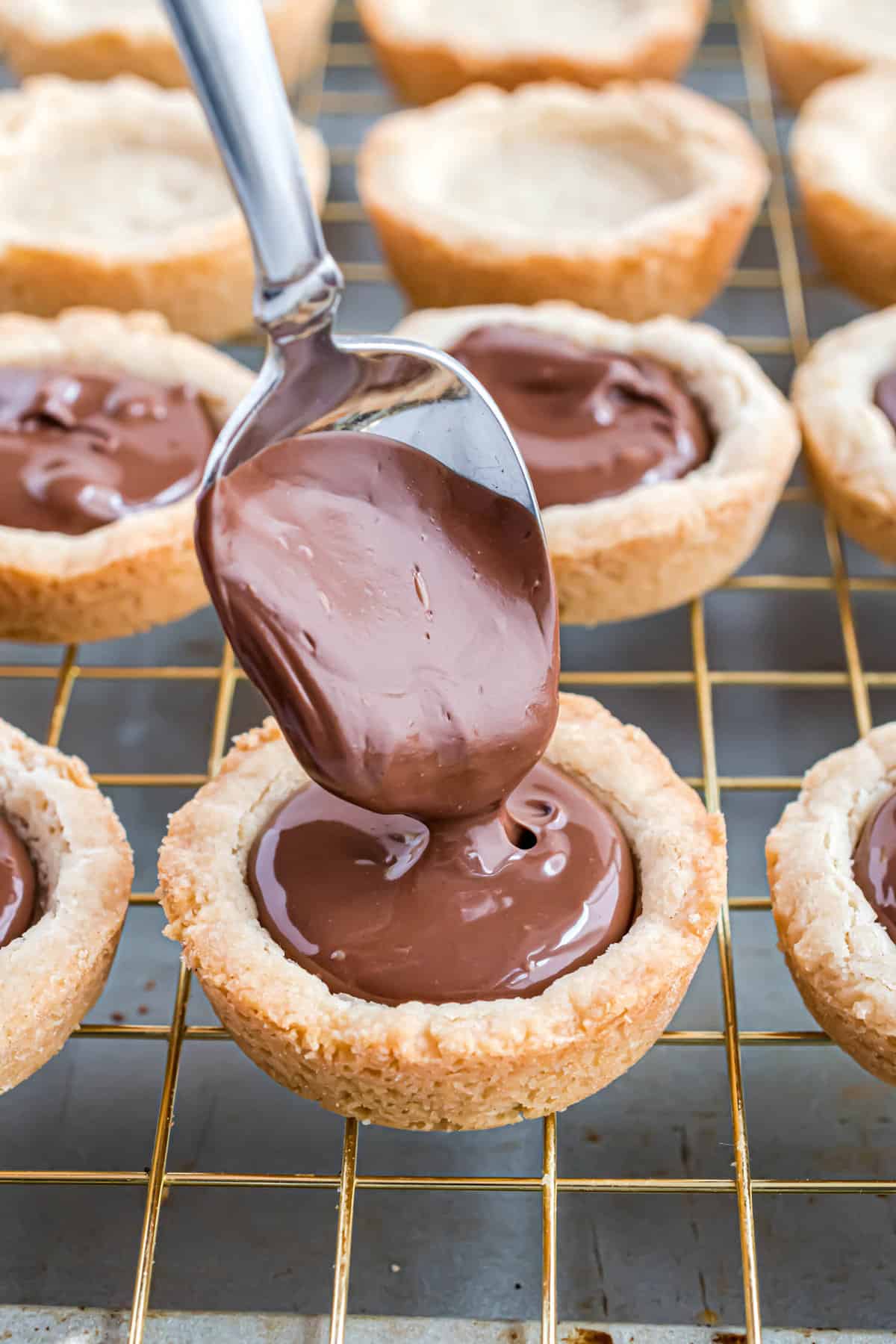 Spoon chocolate into cookie cups