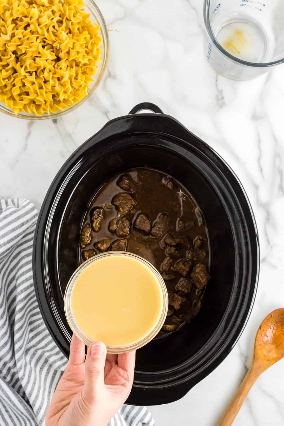 Adding cornstarch slurry to stew mixture in crock pot