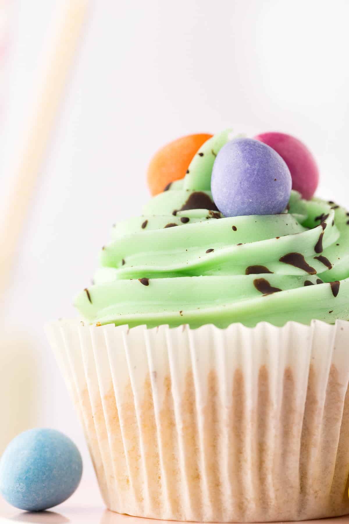 Cute and Easy Vanilla Easter Egg Cupcakes