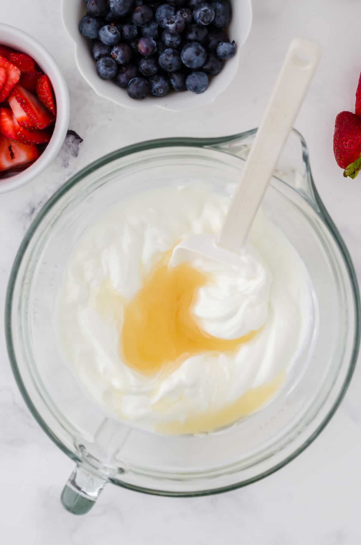 Stir together the greek yogurt and honey until well mixed.