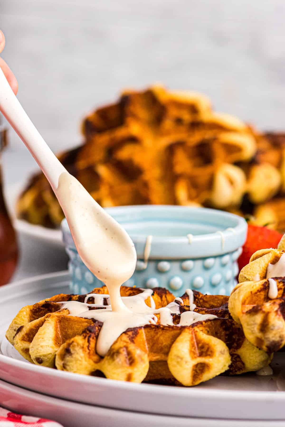 Put the Cooked Cinnamon Roll onto a Plate and add the Glaze on top.