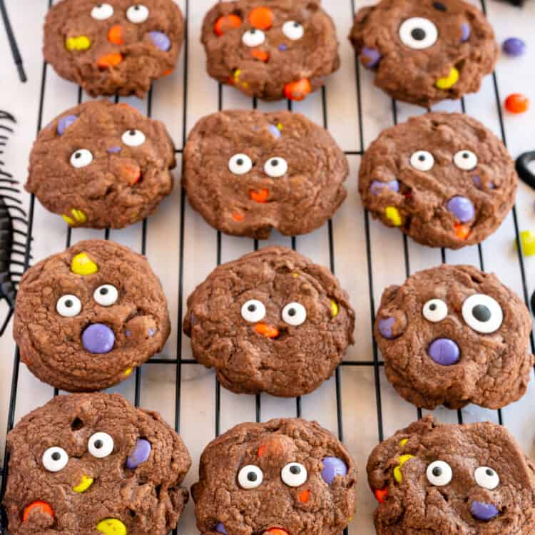 Cookies cooling on a cooling rack.