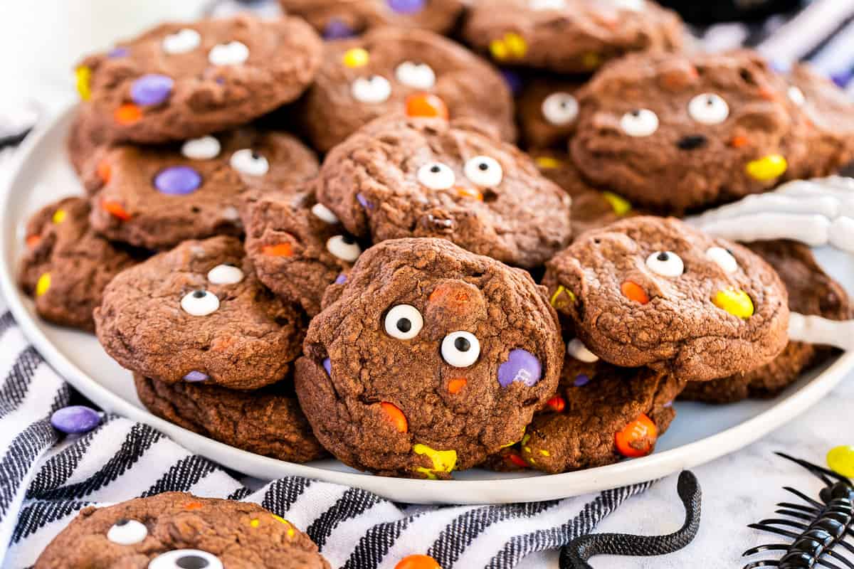 Cookies piled in a bowl to eat.