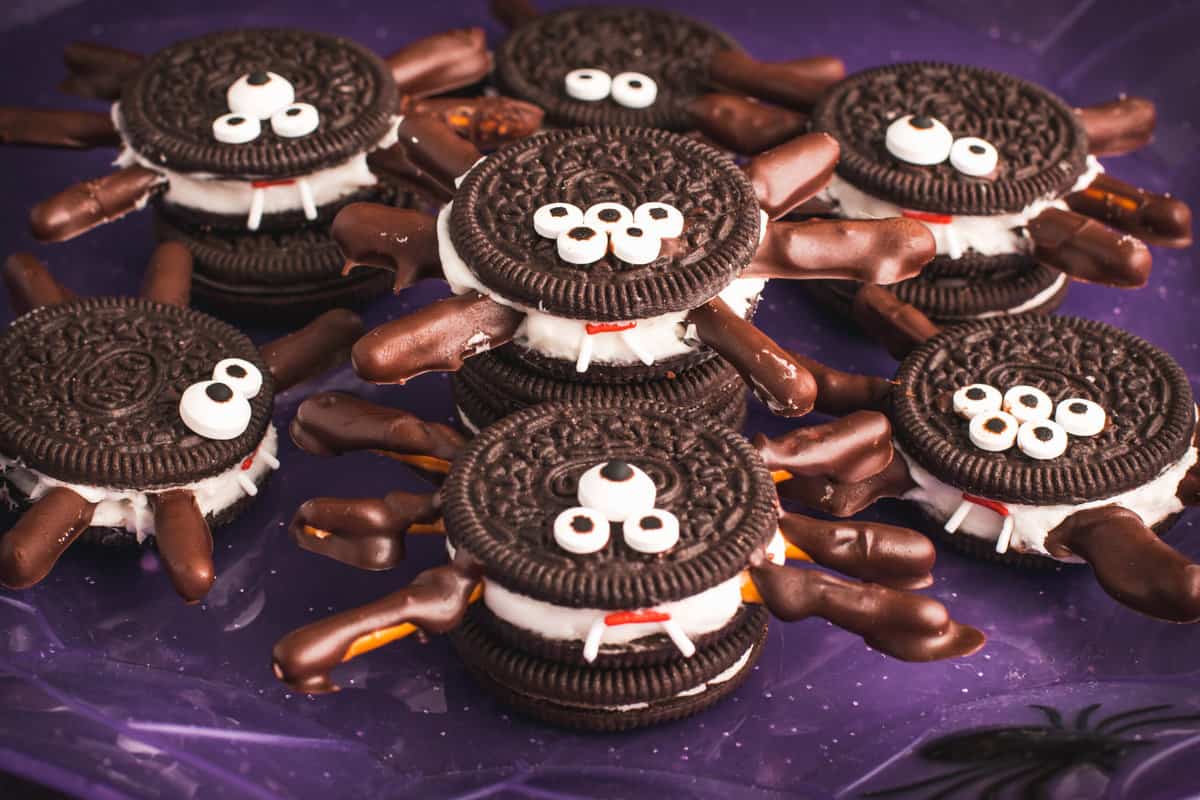 Close up Photo of the Oreo Spider cookies.